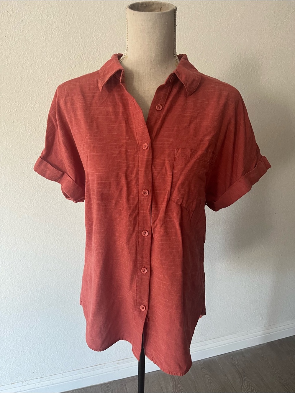 Women’s Short-Sleeve Button-Up Shirt in Brick Red